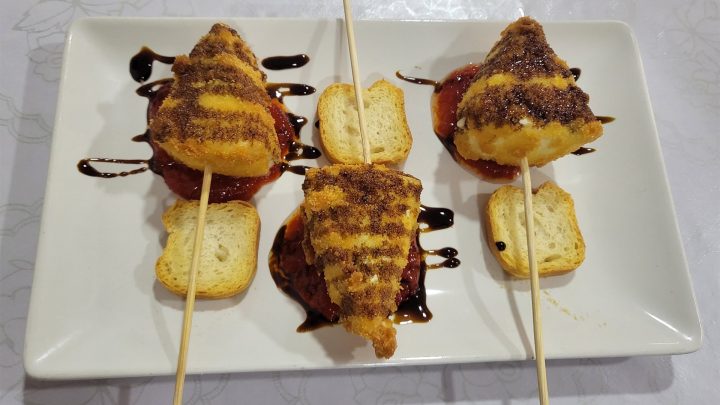 Tapa de Piruleta de queso Camembert con caramelo y mermelada