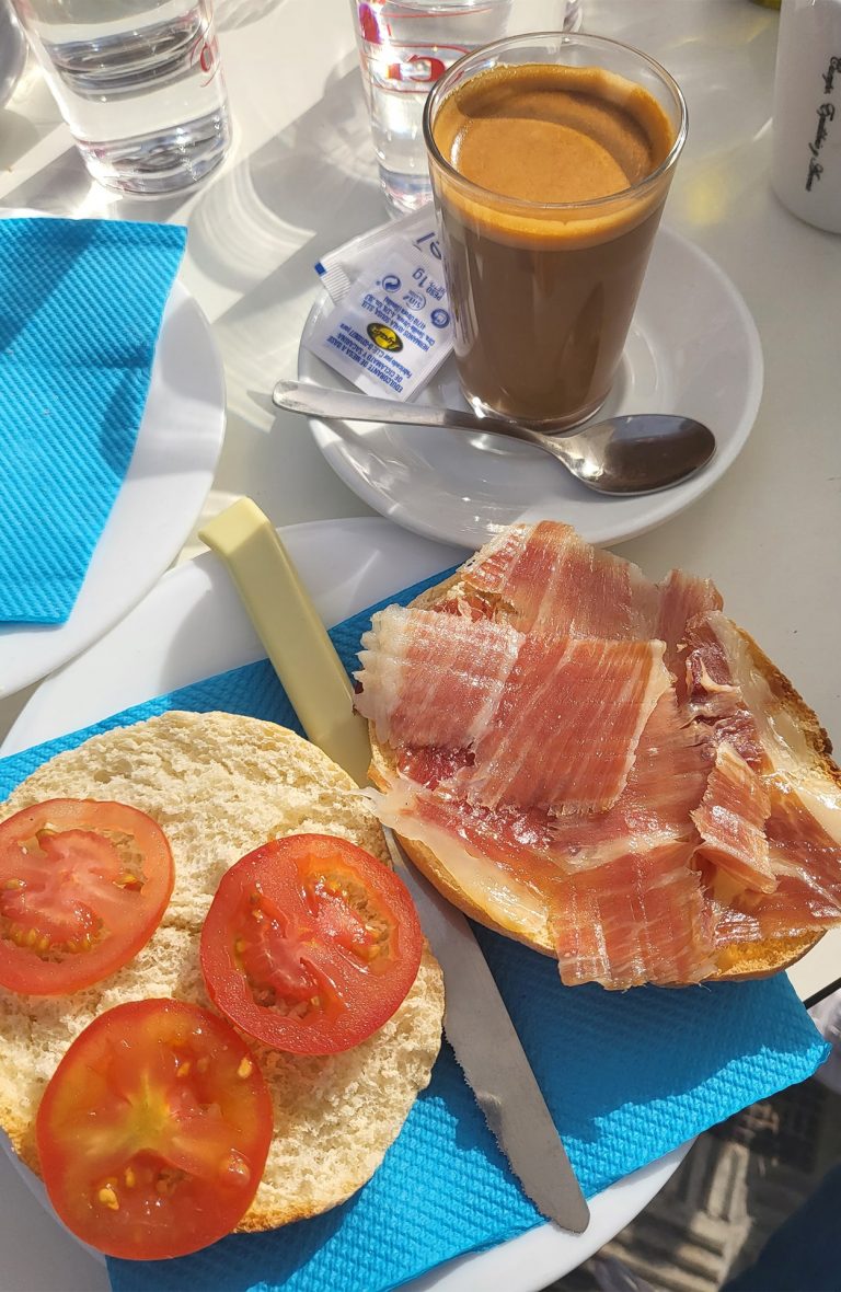 Café con leche y tostada con jamón y tomate - Desayuno en Dos Hermanas