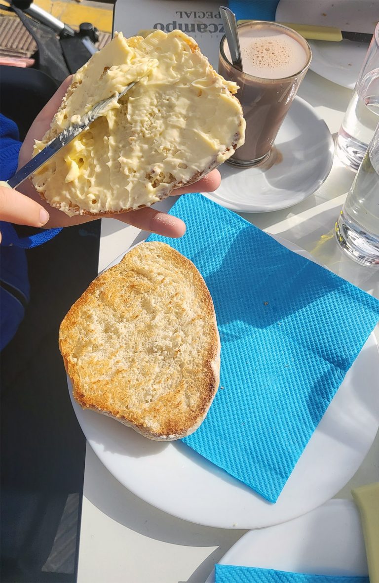 Cola-Cao y tostada con mantequilla - Desayunar en Dos Hermanas