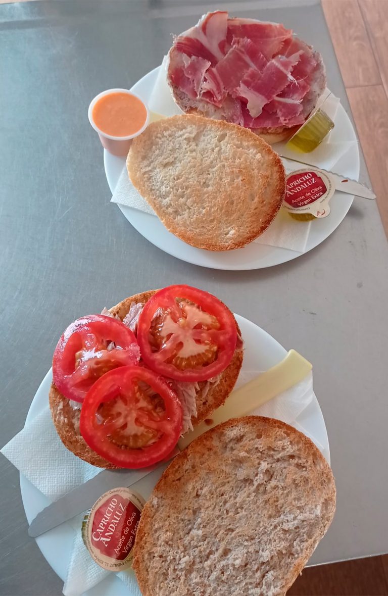 Tostadas de jamón, tomate y aceite - Desayunar en Dos Hermanas